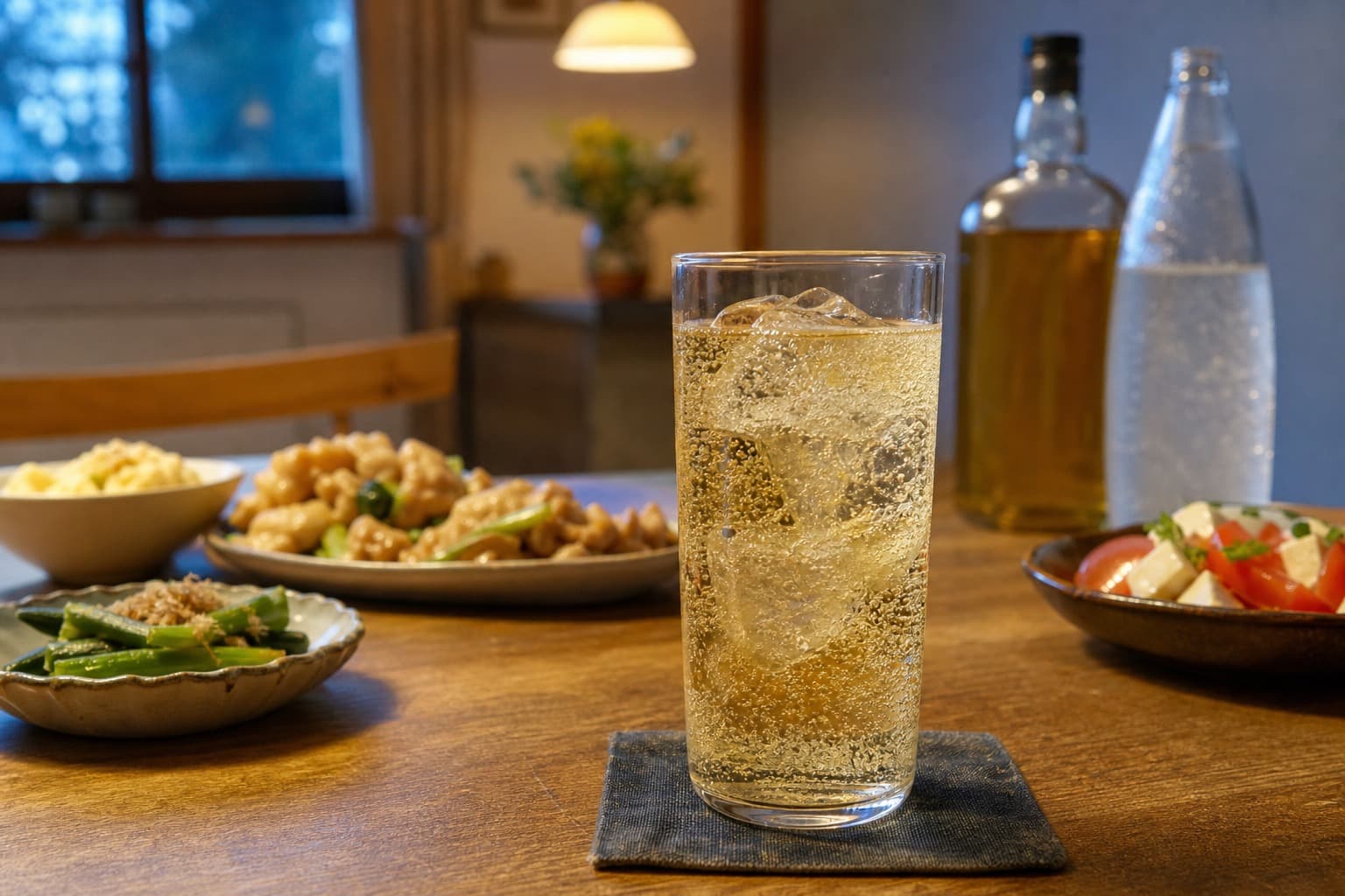 家庭の夕食の食卓に置かれた氷と炭酸が涼やかなハイボール