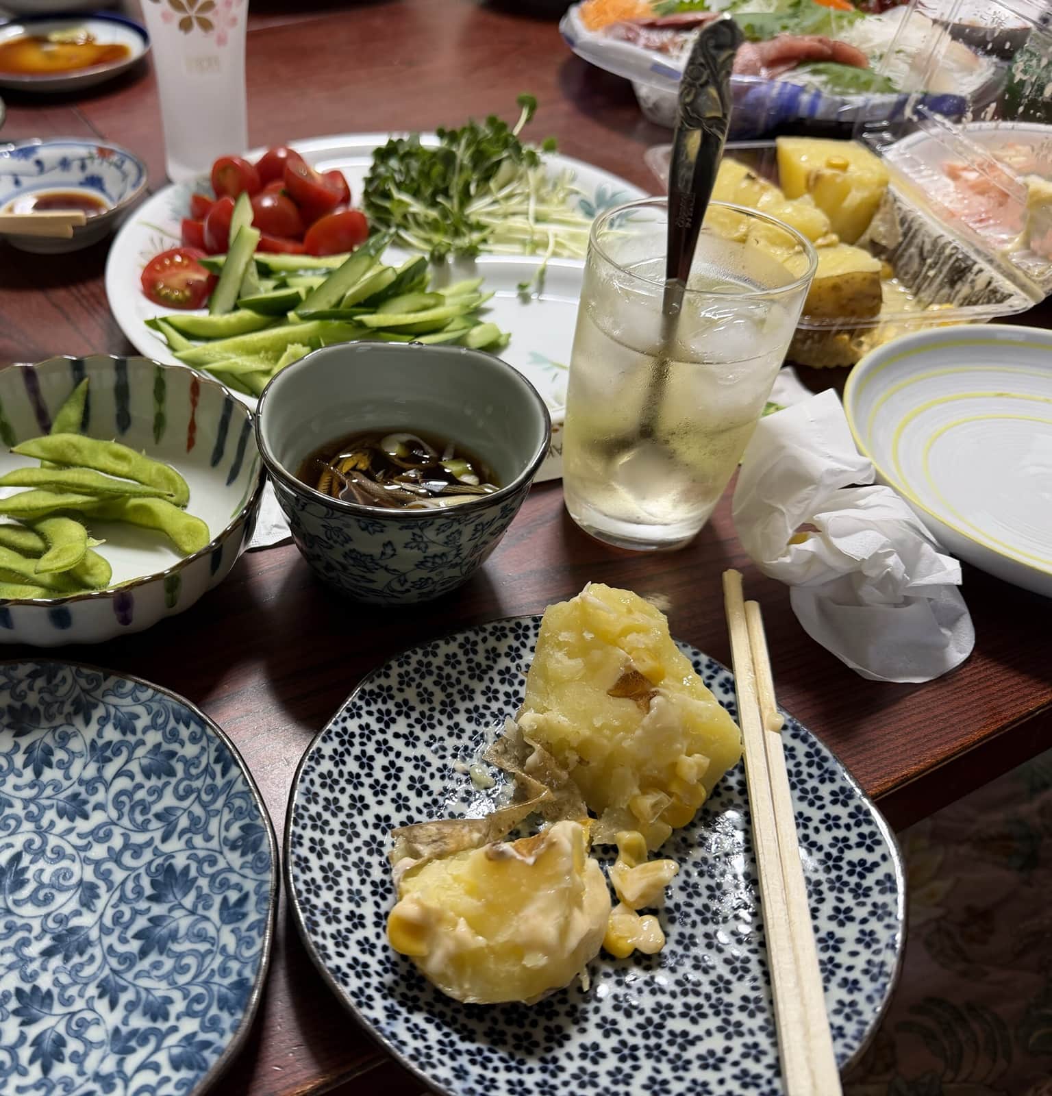 ウィスキーの水割りはなぜ食卓に残った? ハイボールだけではない日本の一杯