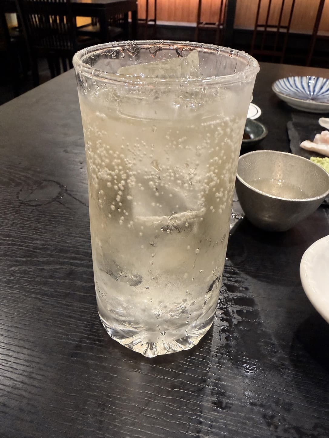 氷と細かな炭酸の泡が見える、冷えたハイボールのグラス