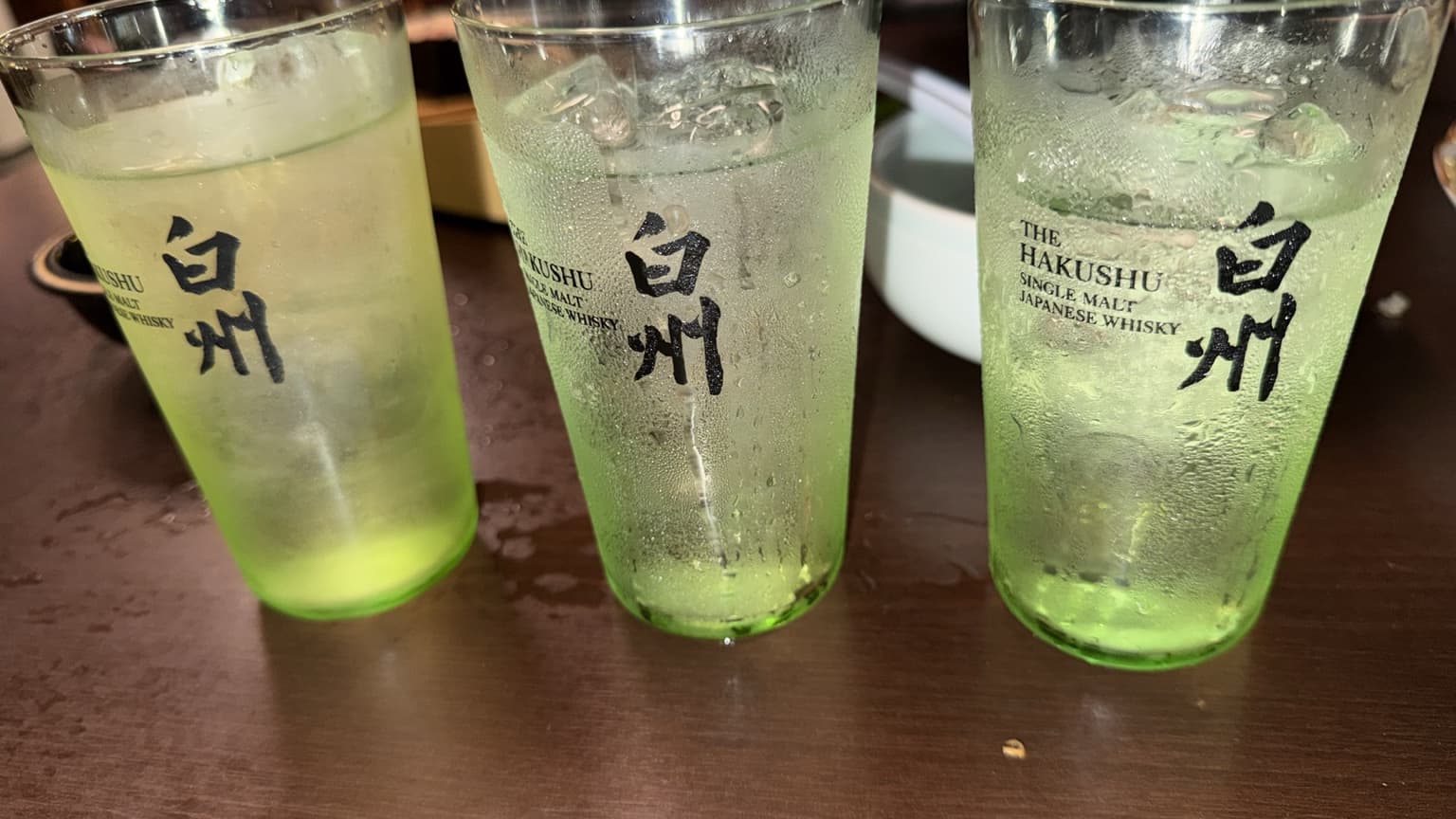 左から白州18年の水割り、白州12年と年数表記のない白州のハイボールが並ぶテーブル