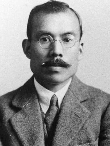 スーツ姿で眼鏡をかけた竹鶴政孝の白黒肖像写真