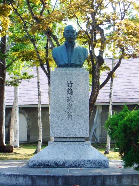 ニッカウヰスキー北海道工場内に立つ竹鶴政孝の胸像