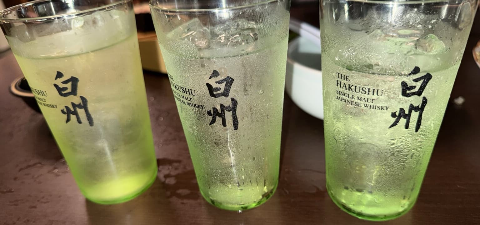 左から白州18年の水割り、白州12年と年数表記のない白州のハイボールを近くから捉えた写真