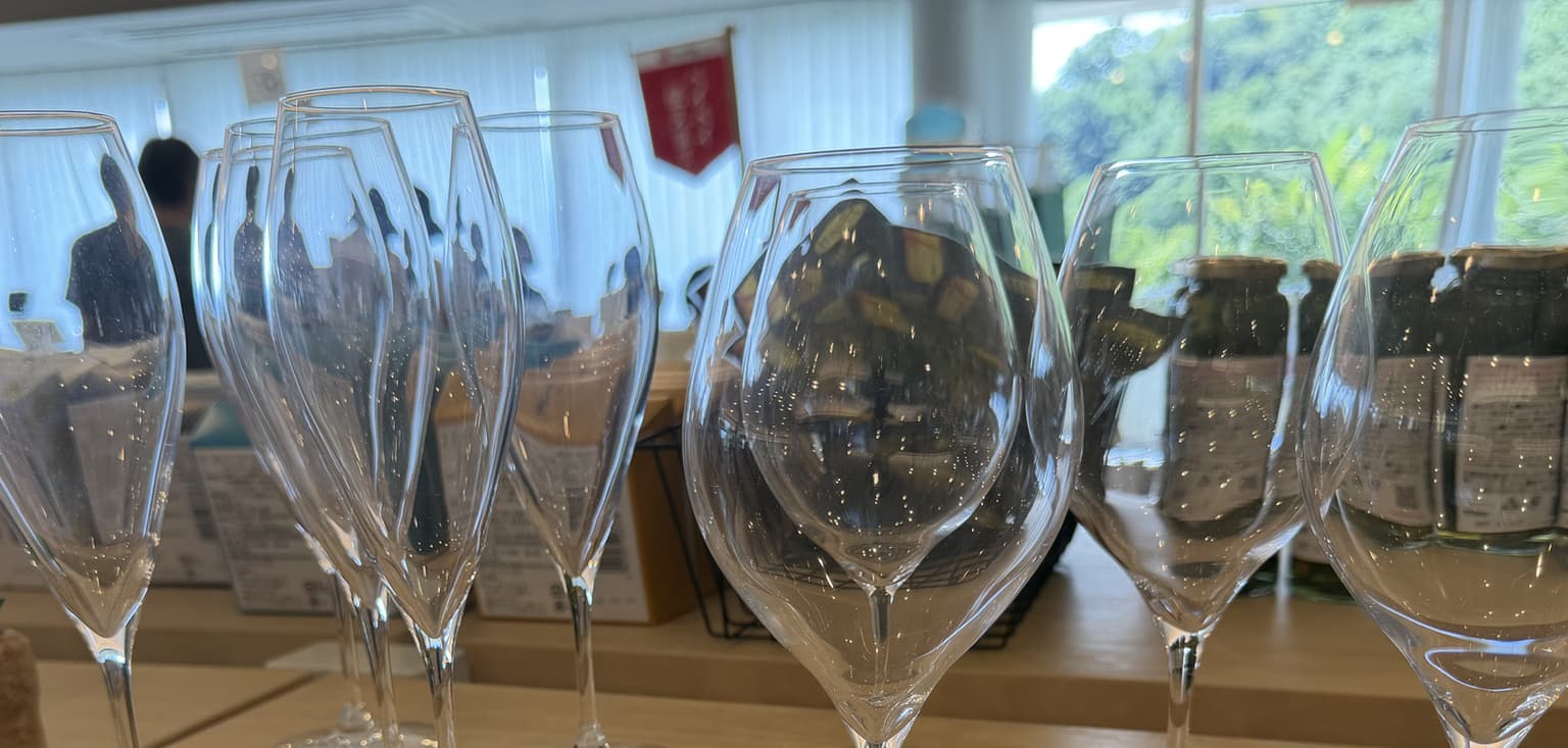 シャトー酒折の売り場に並ぶ、飲み口とボウルの形が異なる空のワイングラス